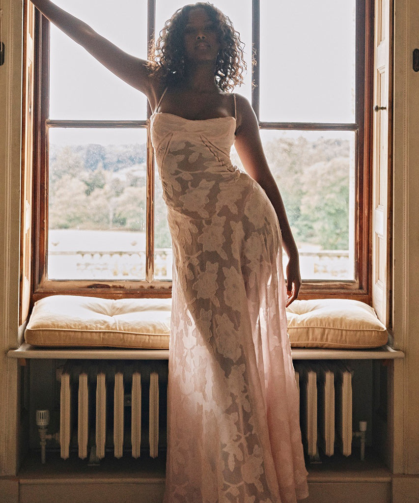 Chic Sexy Sleeveless Halter Dress with Open Back Design