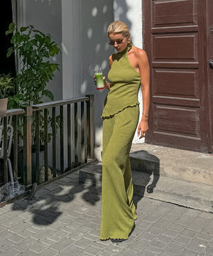 Backless Green Casual Outfit with Neck-Revealing Design