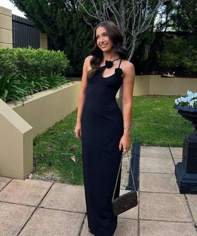 Chic Halter Dress With Sloping Shoulders in Elegant Black