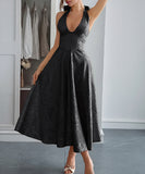 Elegant Halter Neck Evening Dress with Cinched Waist Long Skirt
